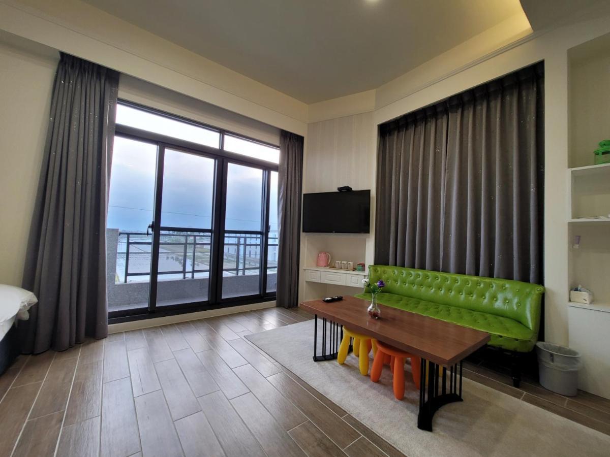 渡小夜電梯民宿 Yilannight B&B Уцзє Екстер'єр фото