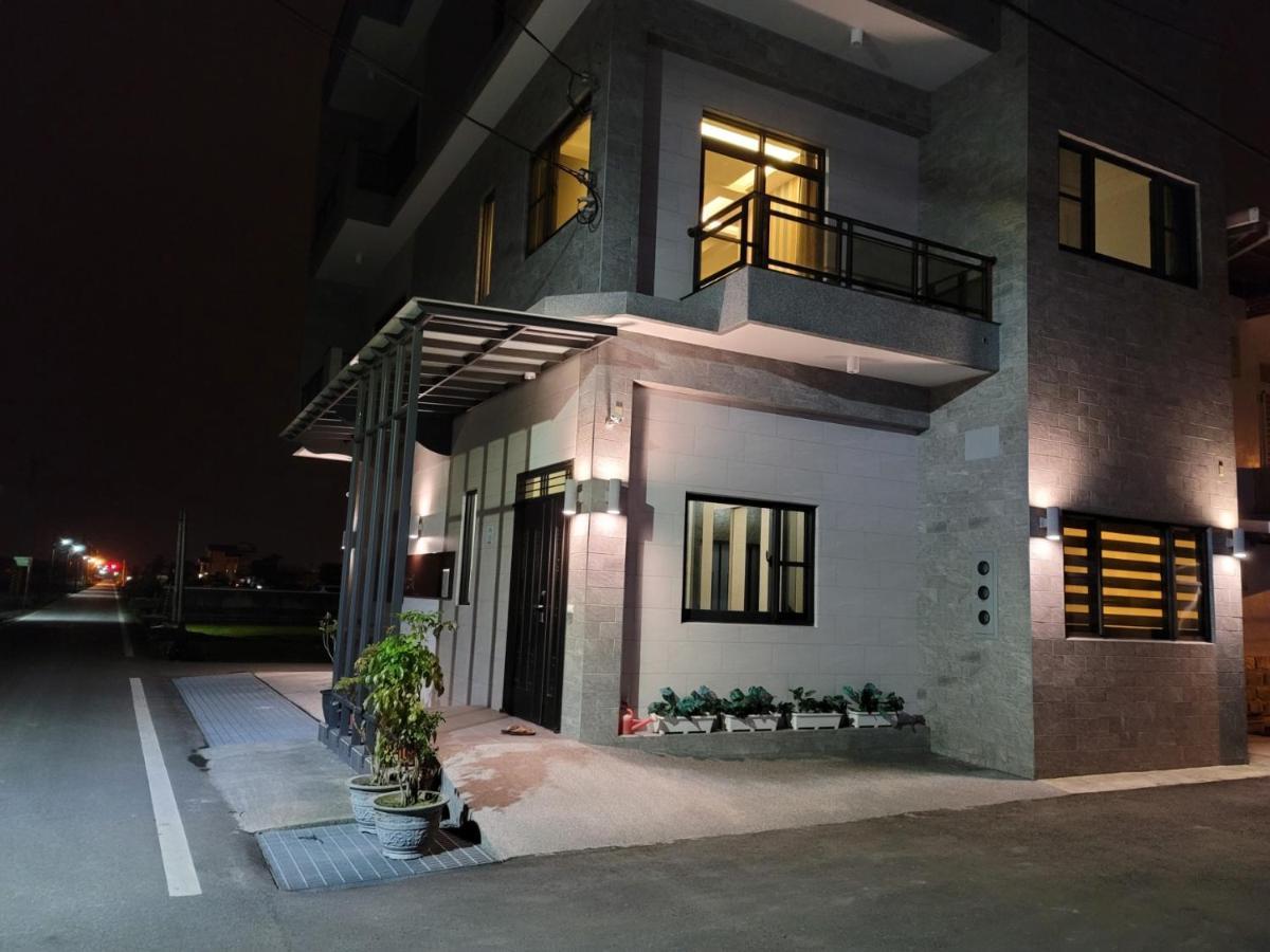 渡小夜電梯民宿 Yilannight B&B Уцзє Екстер'єр фото